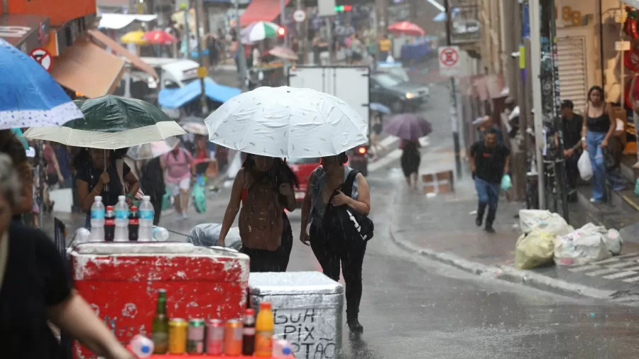 chuva-na-ladeira-porto-geral-na-regiao-central-de-sao-paulo-na-tarde-desta-sexta-feira-20-1734723481032_v2_900x506.jpg São Paulo enfrenta risco de tempestades até domingo